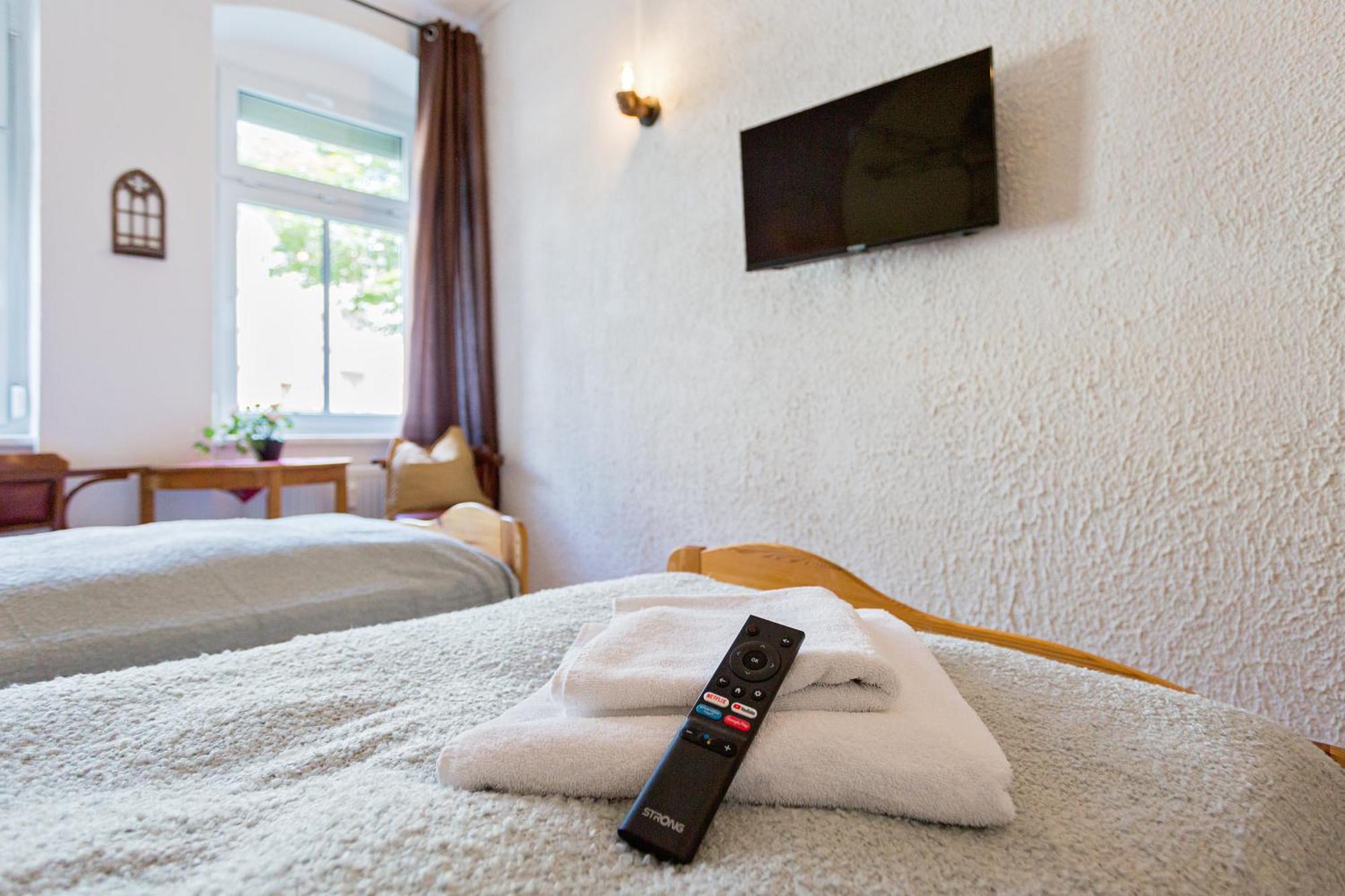 Doppelzimmer III Gaestezimmer In Unterkunft Mit Gemeinschaftsbad Und Gemeinschaftskueche 开姆尼茨 外观 照片